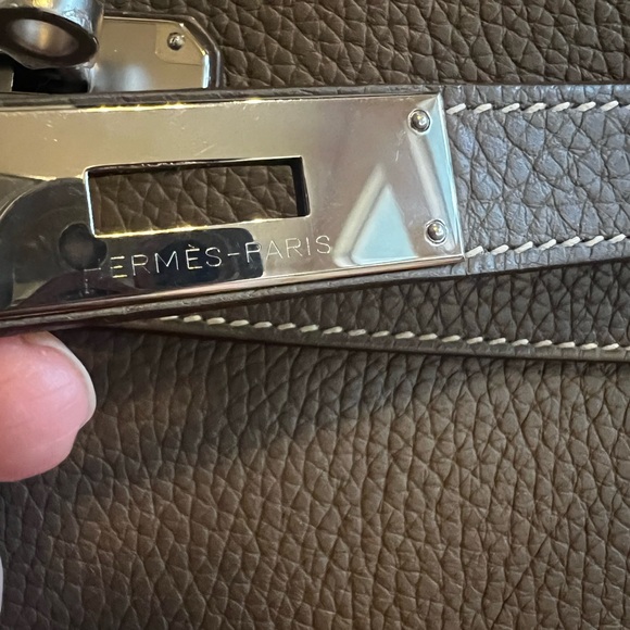 ❌SOLD❌Kelly 28 Etoupe with PHW 
Togo leather Stamp R Square 2014 - Picture 10 of 16